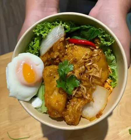 Hình ảnh Mì trộn chả cá cháy tỏi