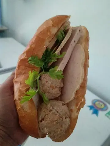 Hình ảnh Bánh mì xíu mại - chả