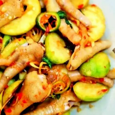 Hình ảnh Chân gà rút xương lắc cóc - xoài non