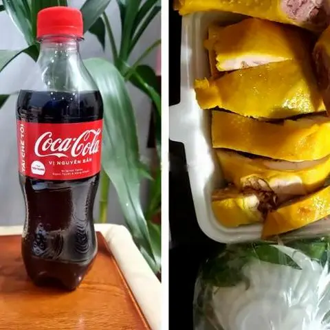 Hình ảnh Nữa con gà ủ muối ko đầu hấp chặt kèm coca 390ml ướp lạnh
