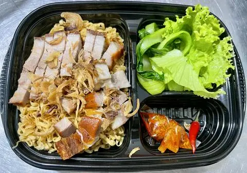 Hình ảnh mì trộn ba rọi chiên giòn   
