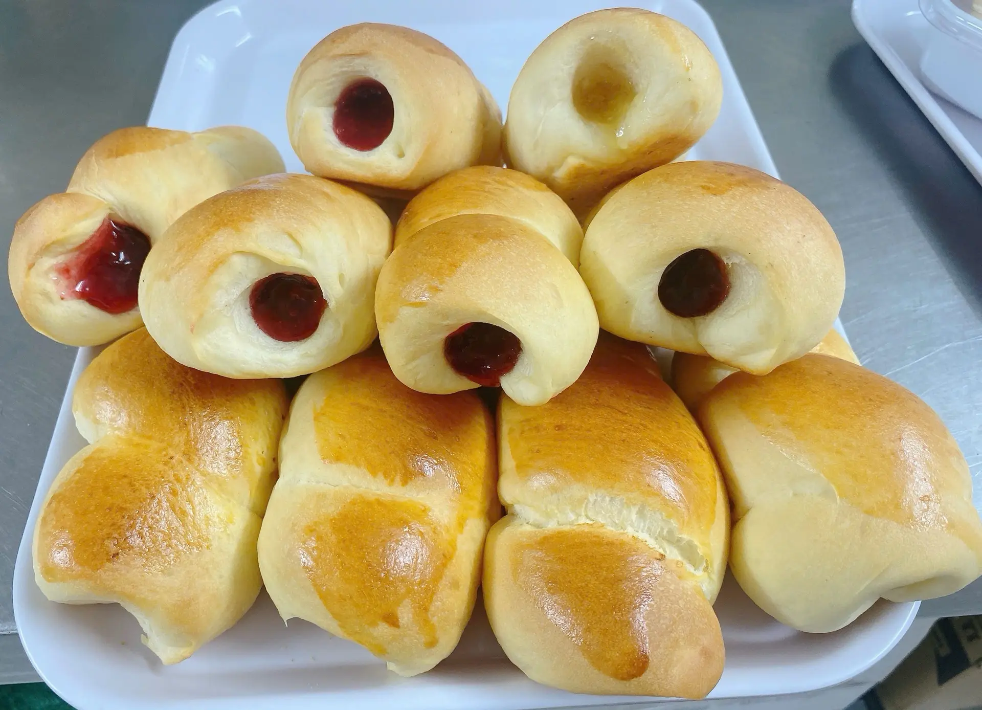 Hình ảnh Bánh Mì ốc quế mứt dâu/ thơm