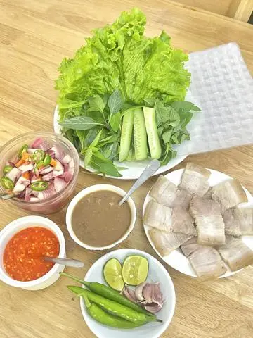 Hình ảnh Bánh tráng cuốn thịt ba rọi rút sườn + tai heo chấm mắm nêm (Phần 1 người)