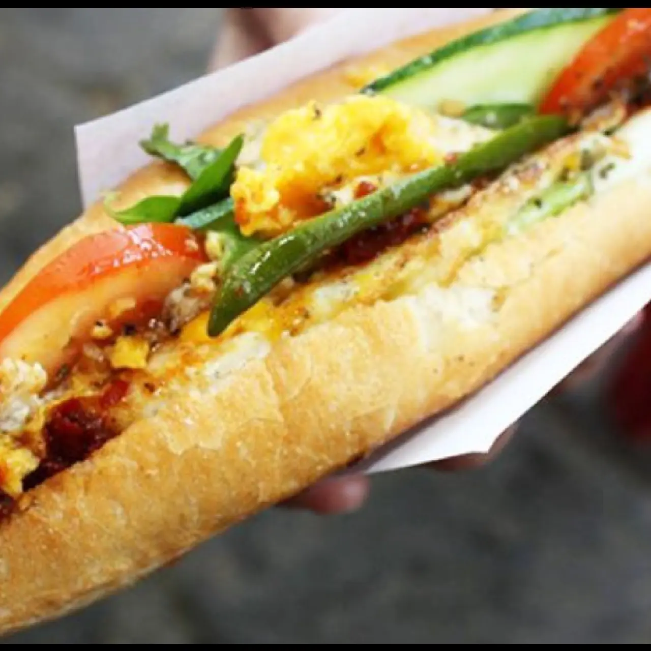 Hình ảnh Bánh mì heo quay + chả + trứng