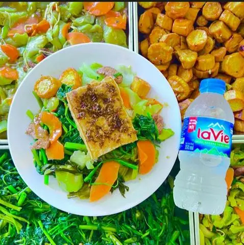Hình ảnh cơm đậu hủ chiên sả+ nước khoáng 