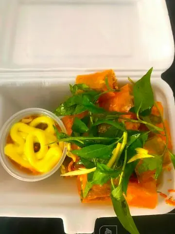 Hình ảnh Bánh tráng cuốn chấm sốt me - trứng cút ( BÁNH TRÁNG ĐỎ )