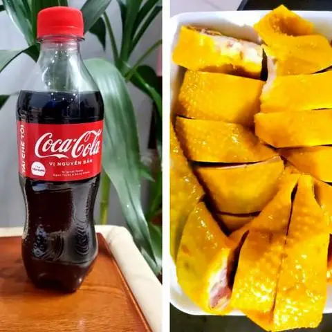 Hình ảnh Nữa con gà ủ muối ko đầu lạnh chặt sẵn kèm coca 390 ướp lạnh