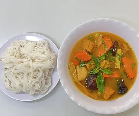Hình ảnh Cà Ri Chay Kèm Bún ( không kèm tô muỗng đũa)