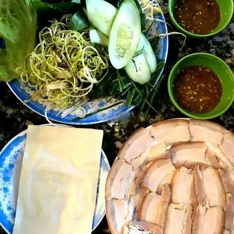 Hình ảnh Thịt luộc cuốn lá hẹ