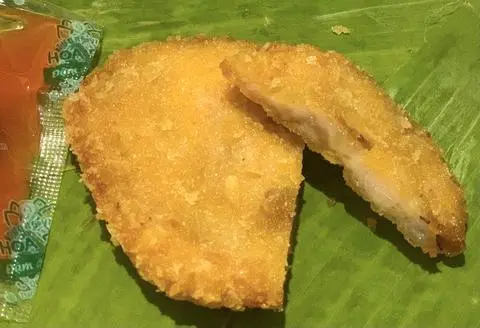 Hình ảnh 1 cái bánh gà + 1 ly Hồng trà sữa ( không topping ) 