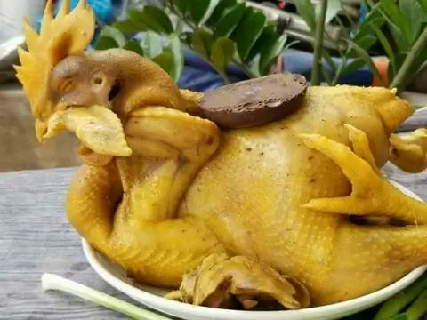 Hình ảnh Gà tre chéo luộc