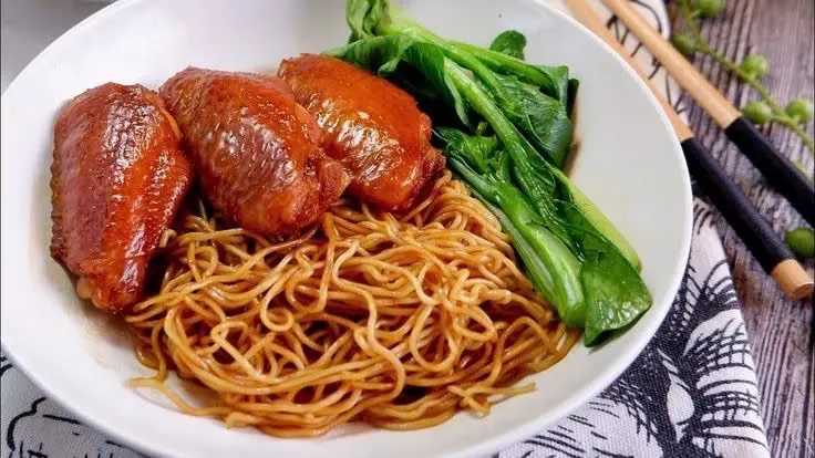 Hình ảnh Mì Trộn Gà Giòn Sốt Dầu Hào | Món Mới