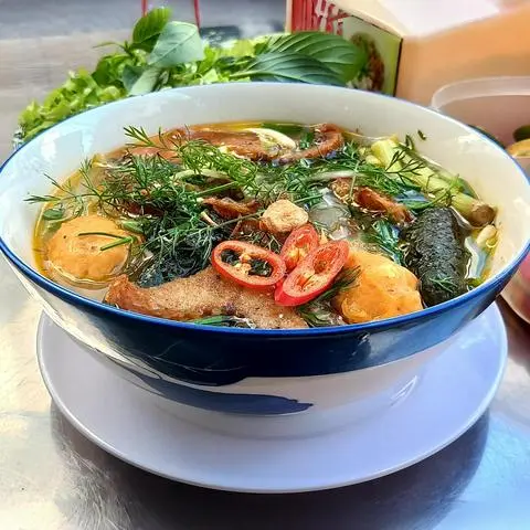 Hình ảnh Bún cá chả cua + coca cola