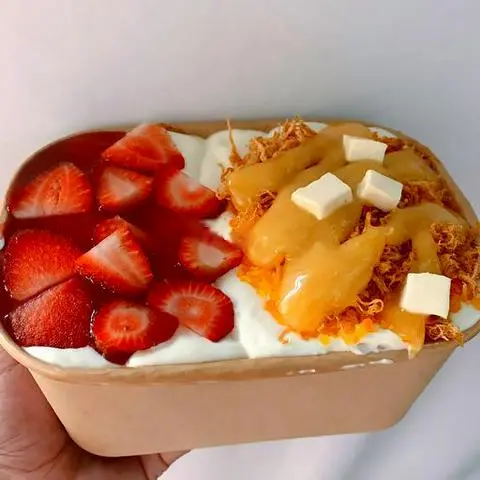Hình ảnh Dâu tươi mix bông lan trứng muối lớn