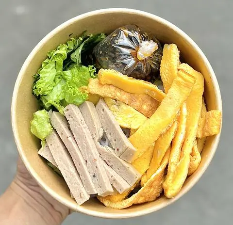 Hình ảnh Bún Xì Dầu Trứng Chiên Chả Lụa