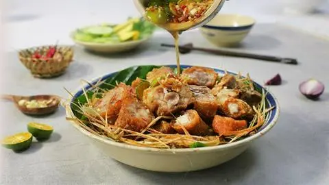 Hình ảnh Giò heo + đuôi heo + đồi sụn non chiên nước mắm, bơ tỏi.