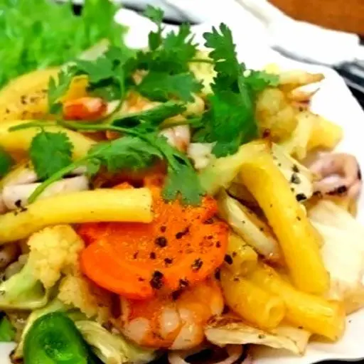 Hình ảnh Nui xào tôm - trứng