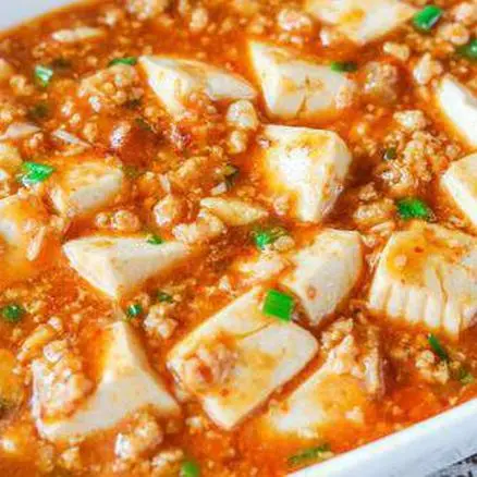 Hình ảnh Cơm trắng đậu hủ thịt bằm sốt cà