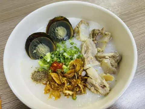 Hình ảnh Cháo sườn + trứng bắc thảo