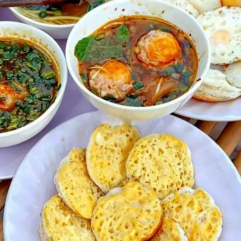 Hình ảnh Bánh căn trứng gà - 1 xíu mại trứng muối (8 cái)