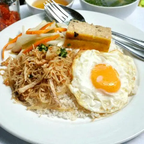 Hình ảnh CƠM TẤM + BÌ + CHẢ + TRỨNG ỐP LA