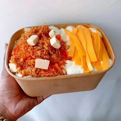 Hình ảnh Bông lan trứng muối mix cheese lớn