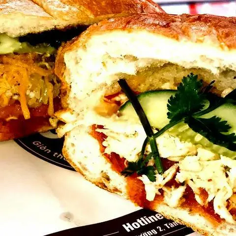 Hình ảnh Bánh Mì Tròn Gà Đặc Biệt + Phô Mai Lát