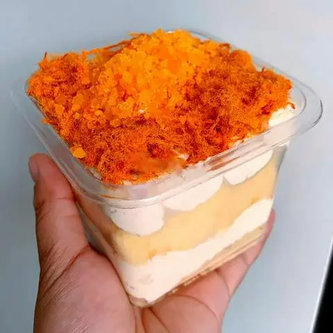 Hình ảnh Bông lan trứng muối gà cay nhỏ
