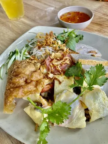 Hình ảnh Bánh cuốn trứng đầy đủ