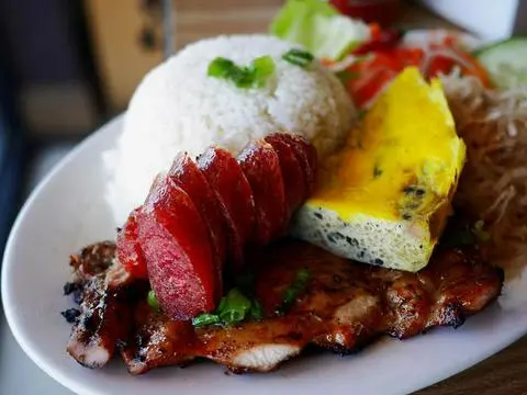 Hình ảnh Cơm chả lạp xưởng + tặng canh (SL có hạn)