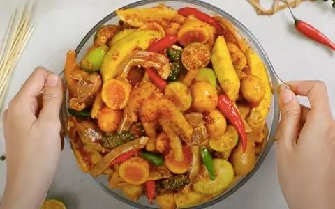 Hình ảnh combo 3 : mix chân gà rút xương + tai heo+ trứng non sốt thái