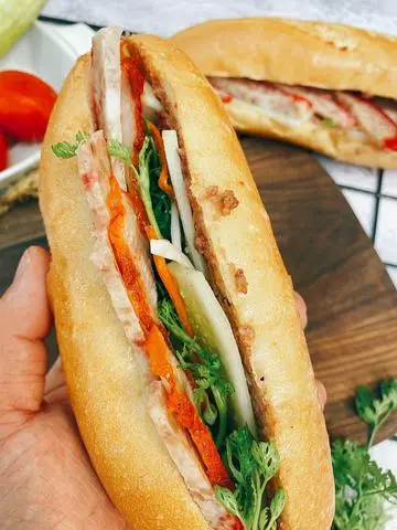 Hình ảnh Bánh mì  xúc xích chà bông 