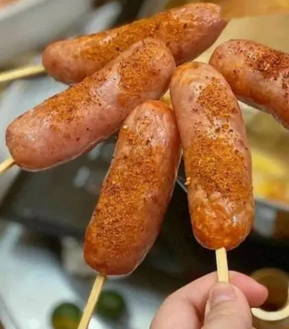 Hình ảnh 2 cây lạp xưởng muối ớt