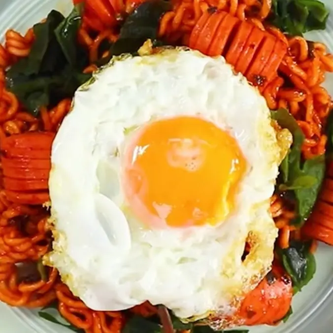Hình ảnh Mì Xào Kim Chi Xúc Xích Trứng