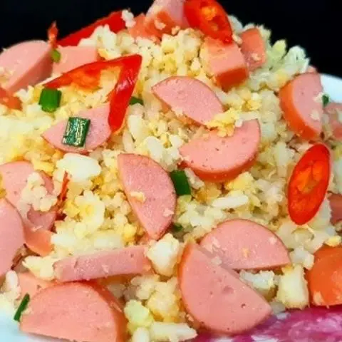 Hình ảnh cơm chiên xúc xích ốp la 