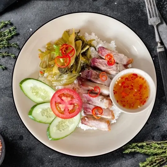 Hình ảnh Cơm ba rọi da giòn