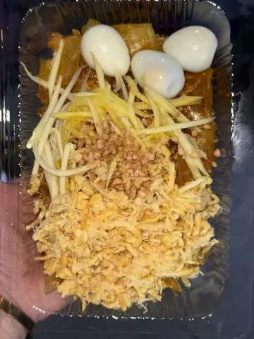 Hình ảnh Bánh tráng trộn sate sốt bò chà bông