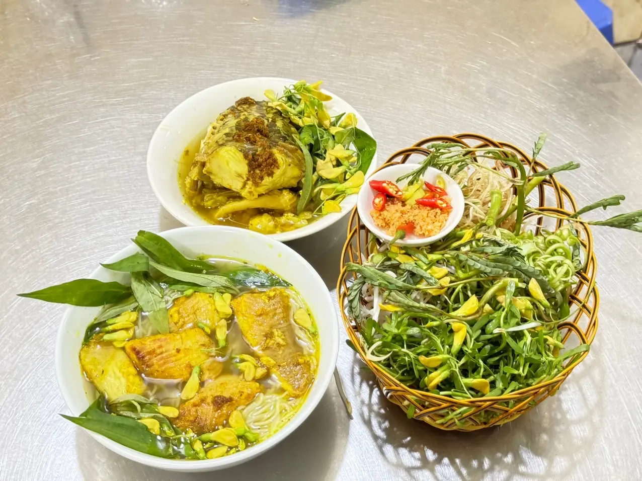 Hình ảnh Tô đặc biệt gồm thịt cá và đầu cá