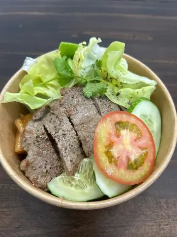 Hình ảnh Cơm bò bít tết trứng ốp sốt tiêu