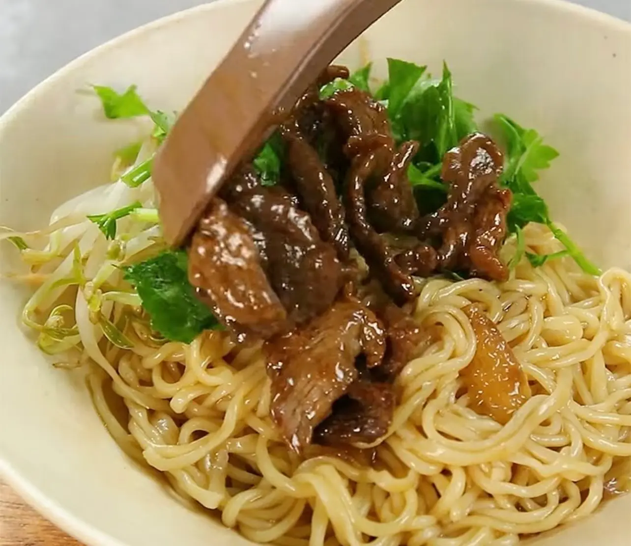 Hình ảnh Mì trộn thịt bò xào
