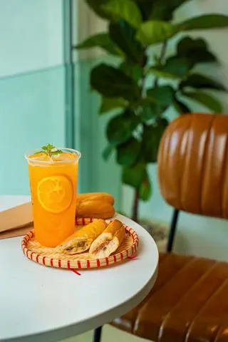 Hình ảnh Combo The Queen ( Cam Tươi Mix Mật Ong + Bánh Mì )