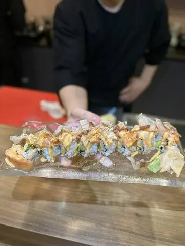Hình ảnh sushi sò điệp nhật và cá hồi khè cùng da cá bào