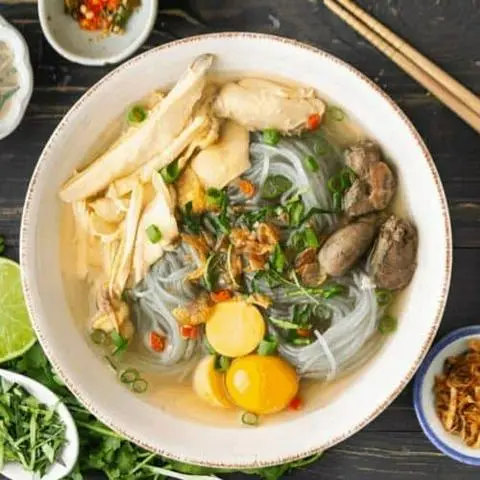Hình ảnh Bún mề gà trứng non lá é
