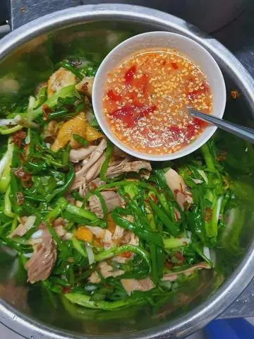 Hình ảnh 1/2 con gà ủ muối HẤP HÀNH