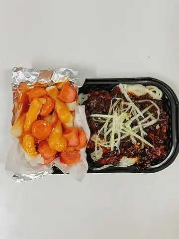 Hình ảnh Set mì tương đen - xúc xích tokbokki sốt Hàn