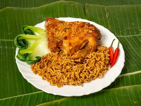 Hình ảnh Mì Trộn Đùi Gà Góc Tư Nướng