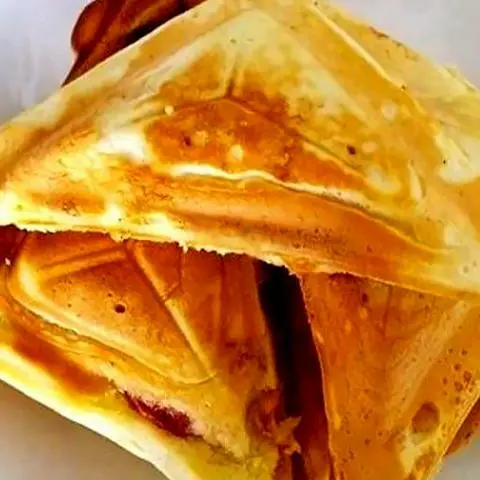 Hình ảnh Bánh hotdog phô mai xúc xích chà bông