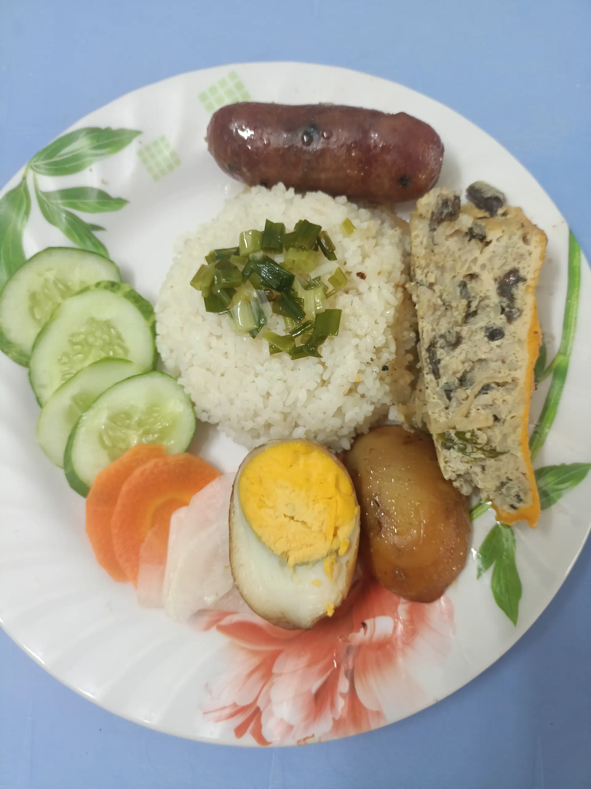 Hình ảnh cơm tấm trứng kho - chả - lạp xưởng 