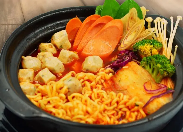Hình ảnh Mì xúc xích cá viên