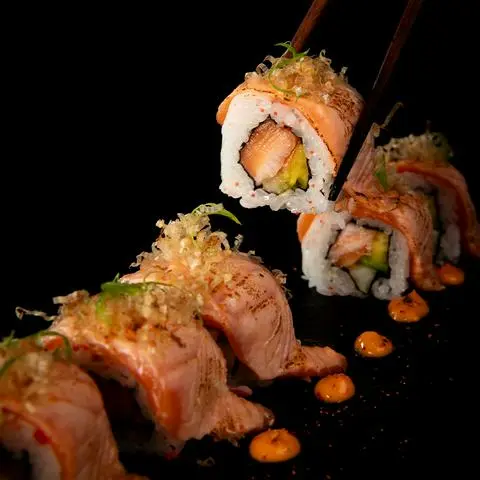 Hình ảnh Maki cá hồi nướng sốt spicy mayo